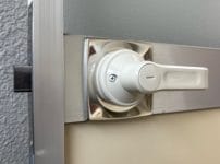 レバーハンドルタイプへ交換完了。白いレバーハンドルが扉についている