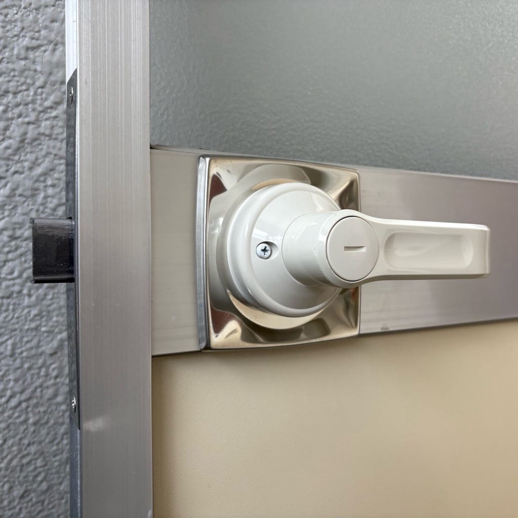 レバーハンドルタイプへ交換完了。白いレバーハンドルが扉についている
