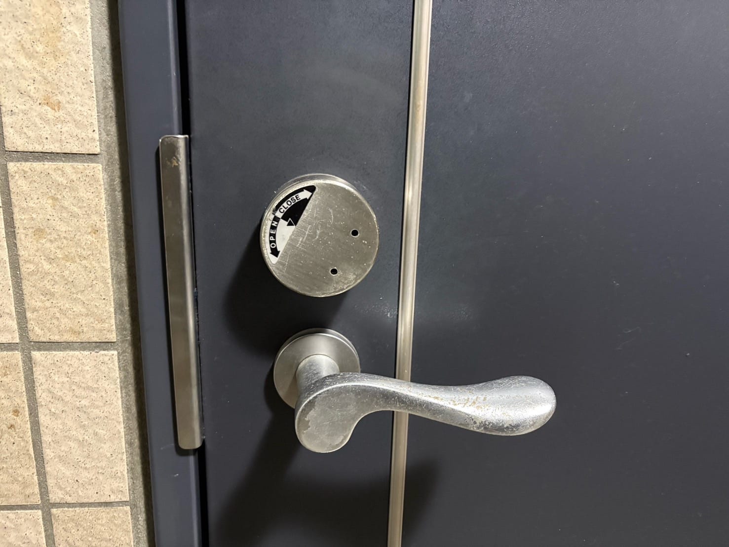 玄関ドアにはカードキーのレバーハンドル錠がついている。こちらのドアを解錠します