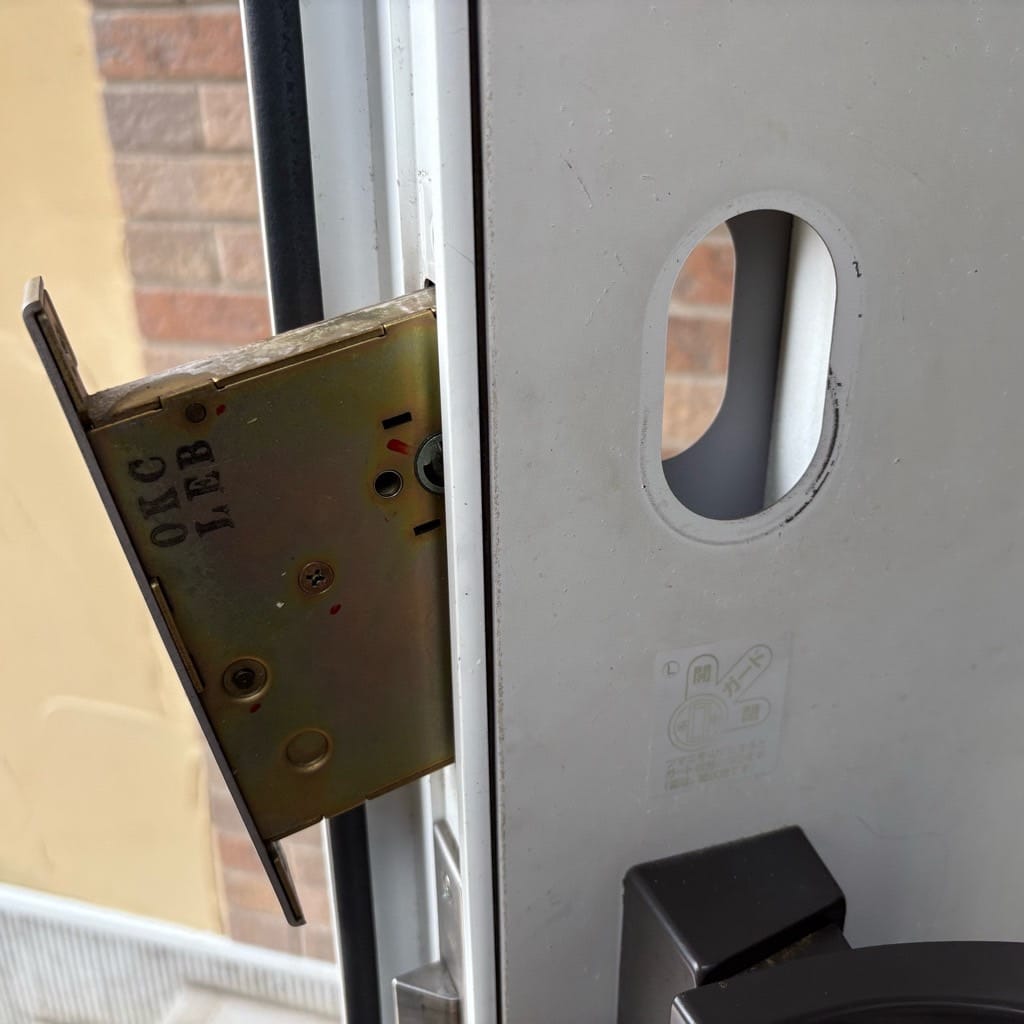 ロックケースを取り外す様子