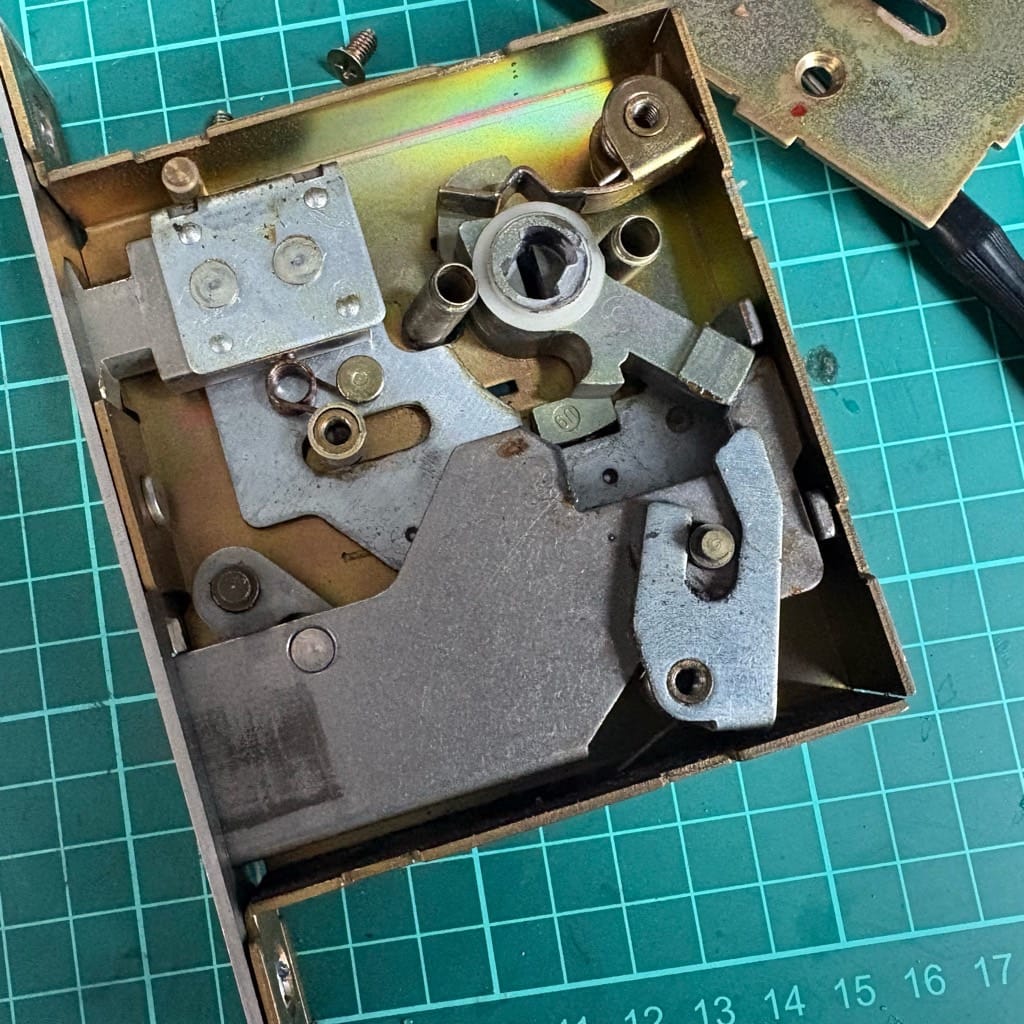 分解されたロックケース