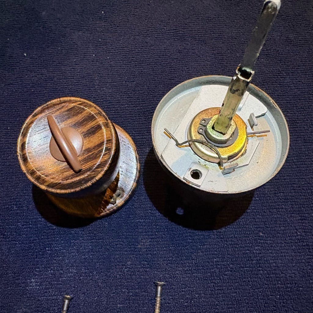 取り付ける予定の錠前が置かれている