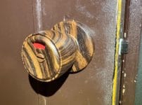 施錠するとドアノブに赤が表示されるようになった