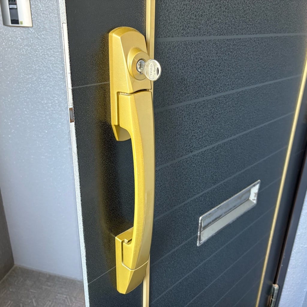 扉にはGOAL社のプッシュプル錠がついており、鍵がささっている