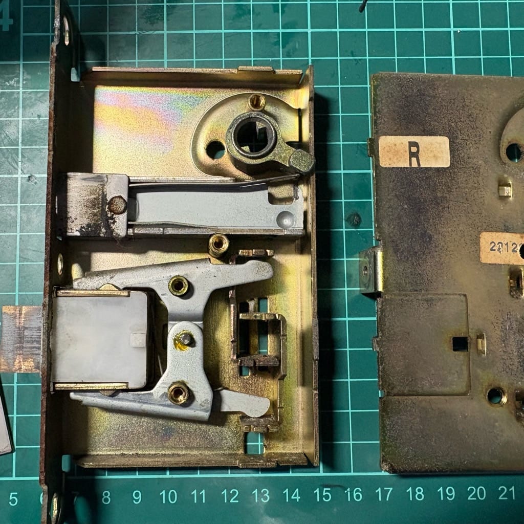 分解されたケースロック