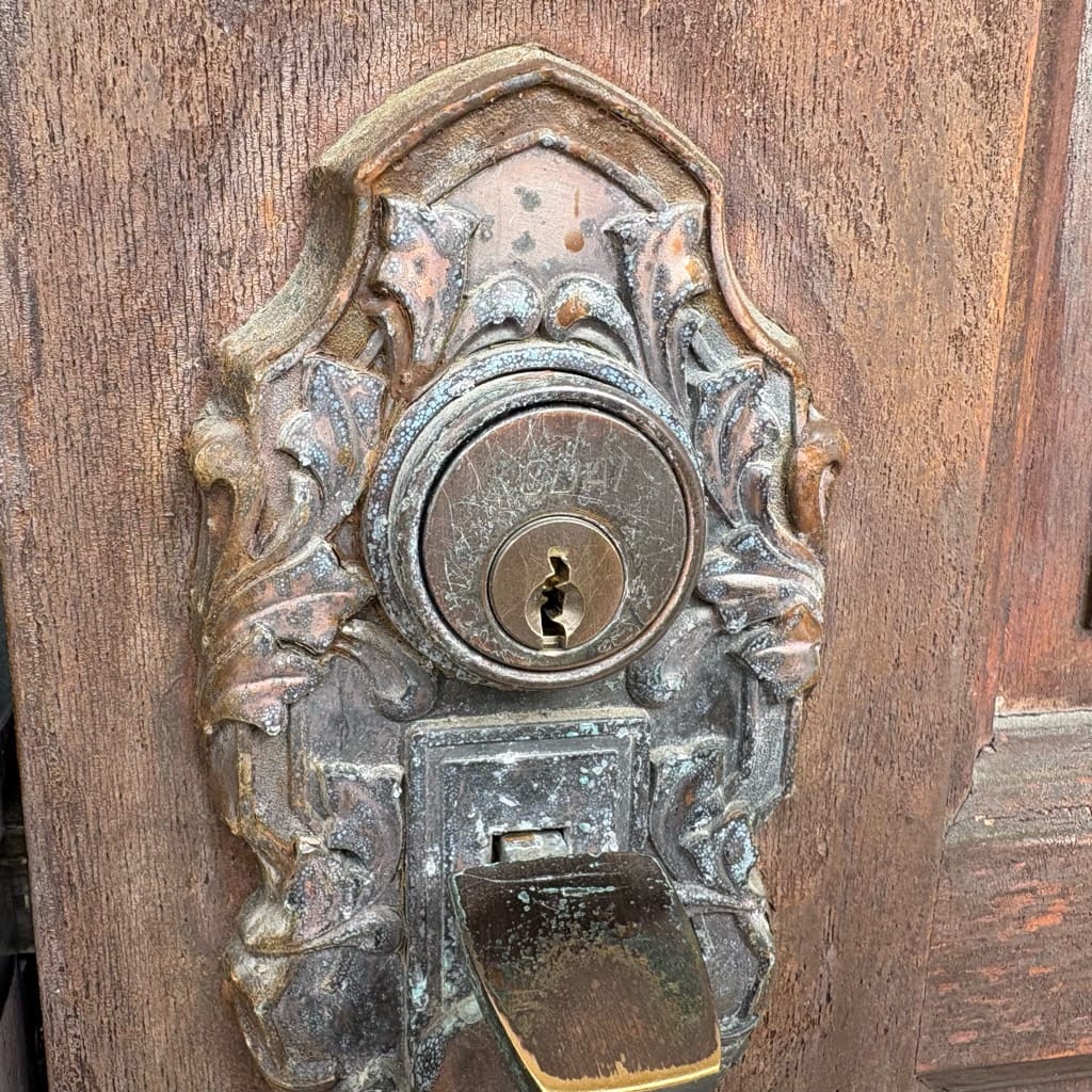 交換前のシリンダーが扉についている