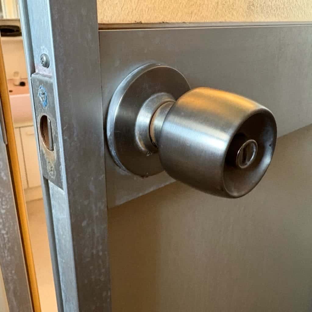 浴室のドアにはノブ型の鍵がついている