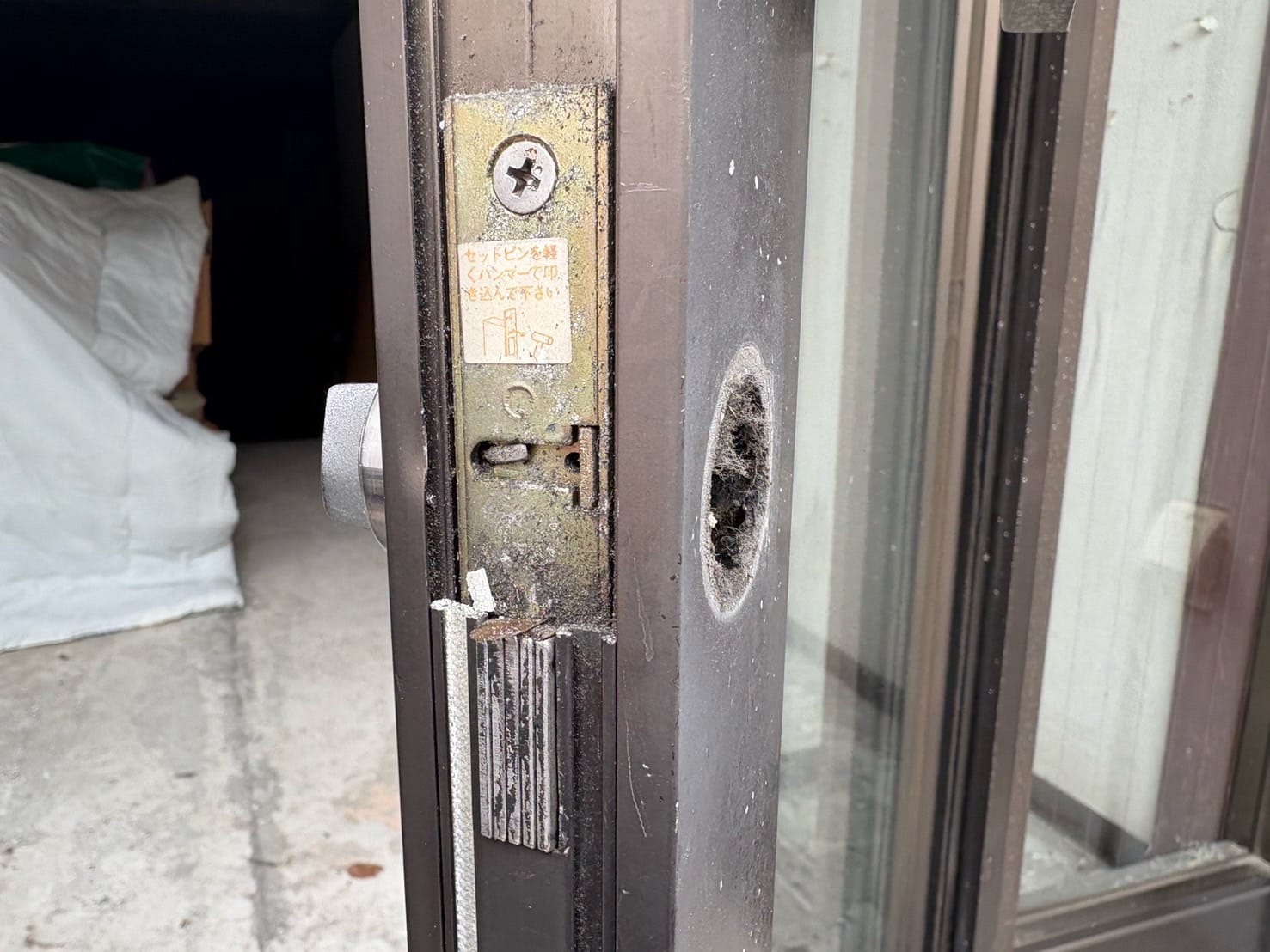 キーシリンダーを取り外した状態のドア