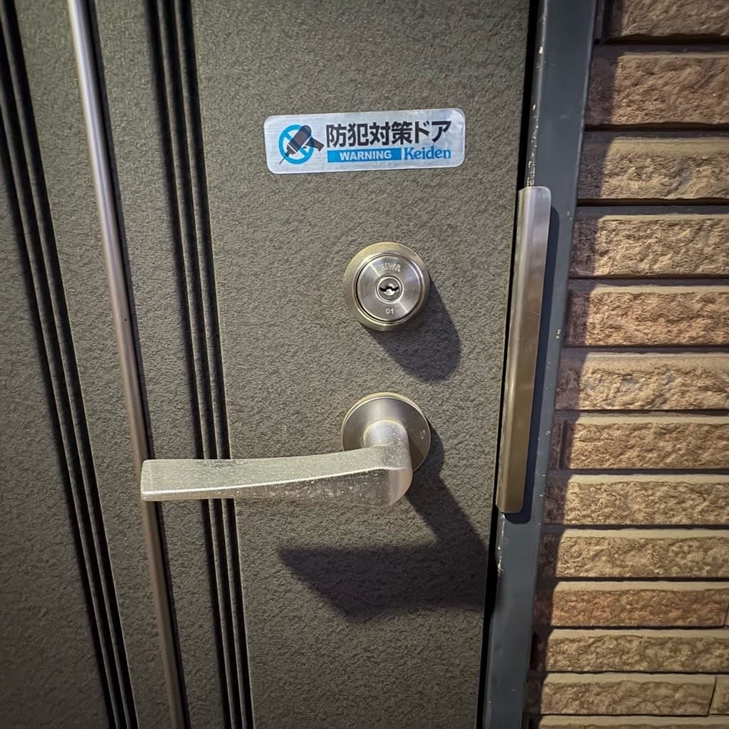 MIWAのU9シリンダー、レバーハンドル錠がついた玄関ドア。こちらのドアを解錠します