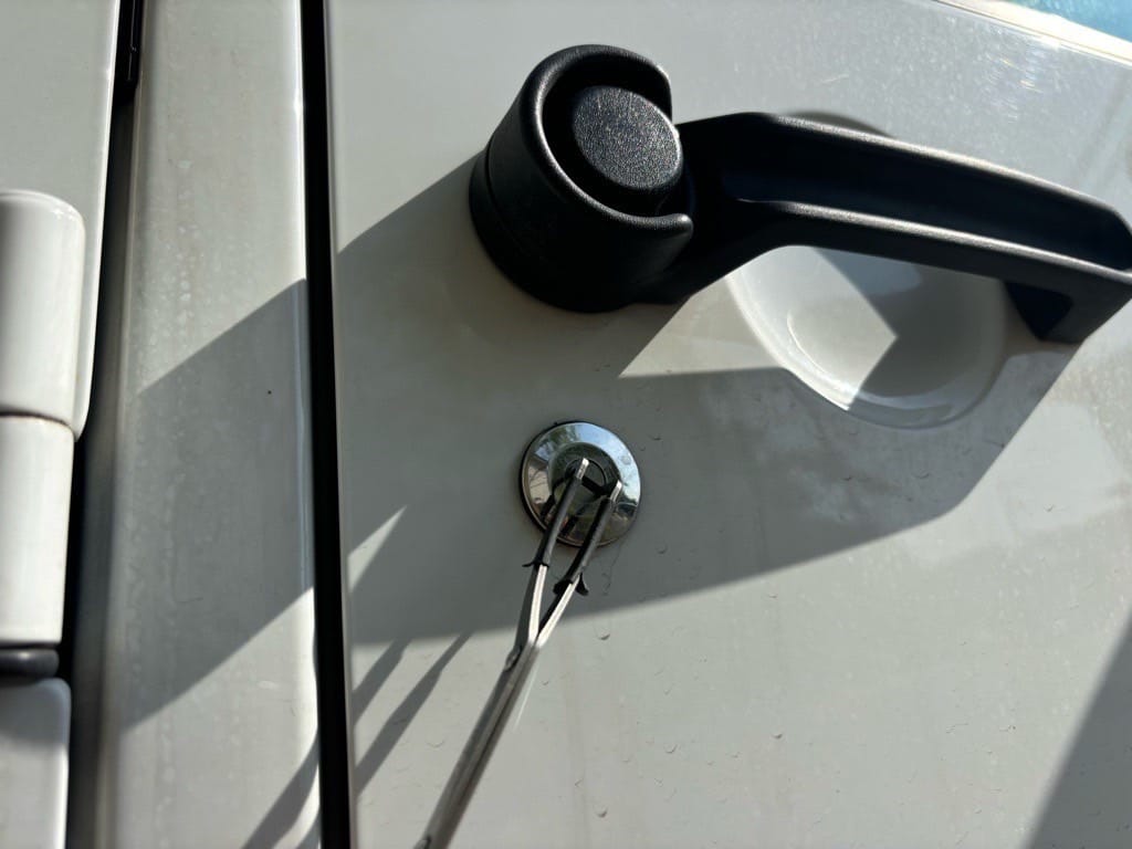 ラングラーの運転席ドアシリンダーをピッキングする様子