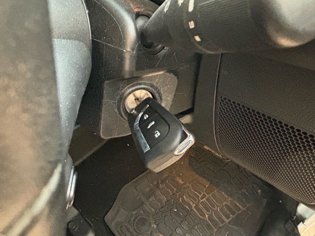 リモコンキーがラングラーのイグニッションシリンダーにささっている