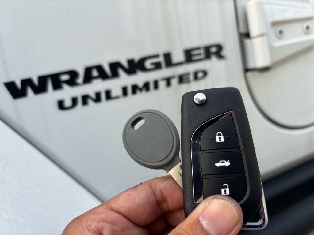 今回作製した鍵とリモコンキーを手に持っている