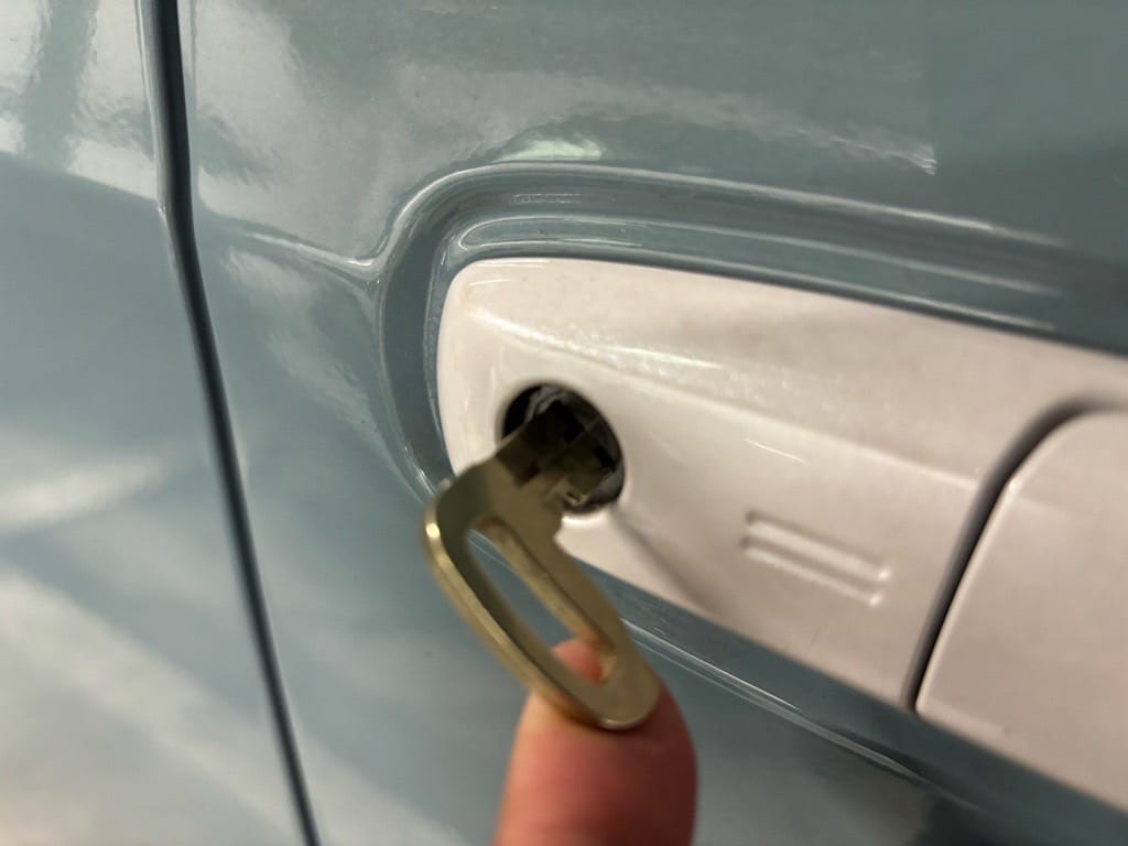 作製したメカニカルキーをタフトのドアシリンダーにさしている