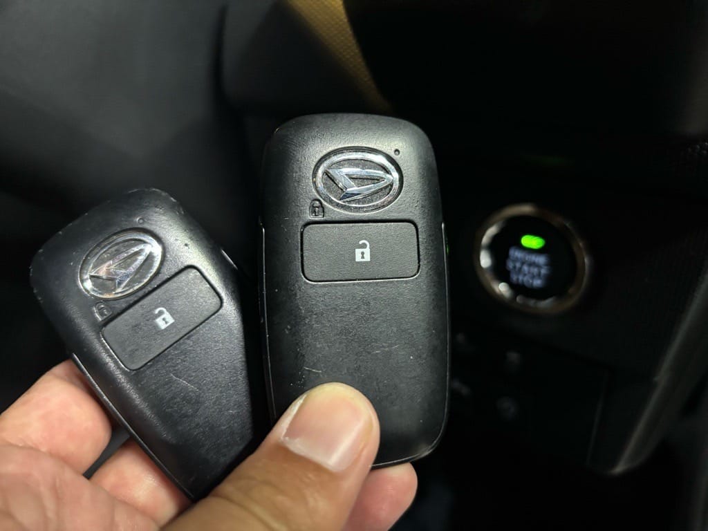 登録が完了したタフトのキーフリーリモコンをスタートボタンの前で持っている