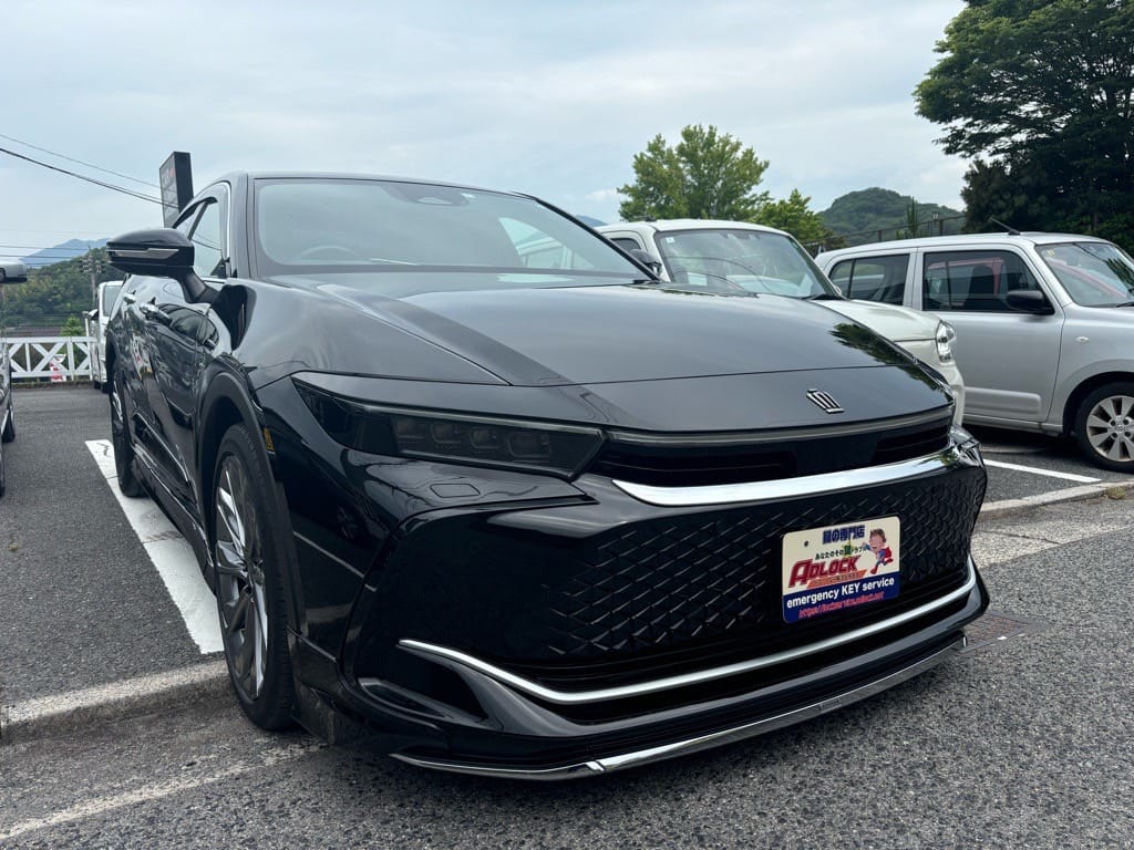 トヨタ クラウンクロスオーバーAZSH35 2023年式。こちらの車両の鍵を作製します