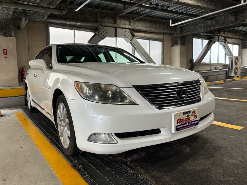 レクサス LS460 USF40 2009年式。こちらの車両の鍵を作製します