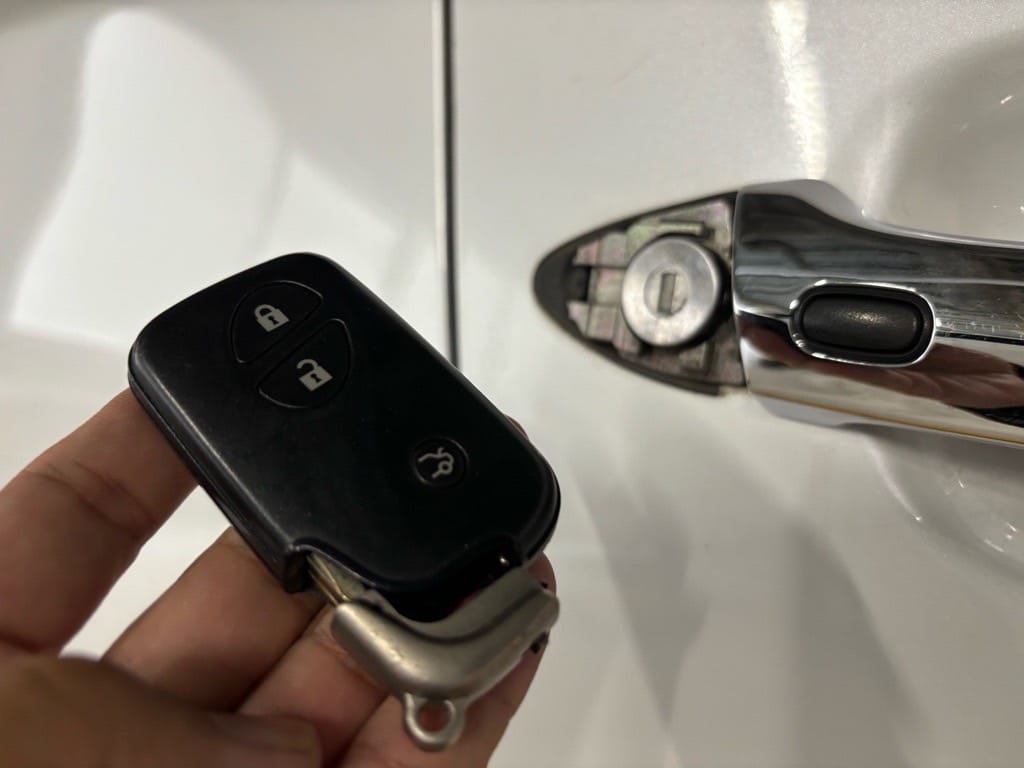 登録が完了したレクサスのスマートキーに作製したメカニカルキーを収納