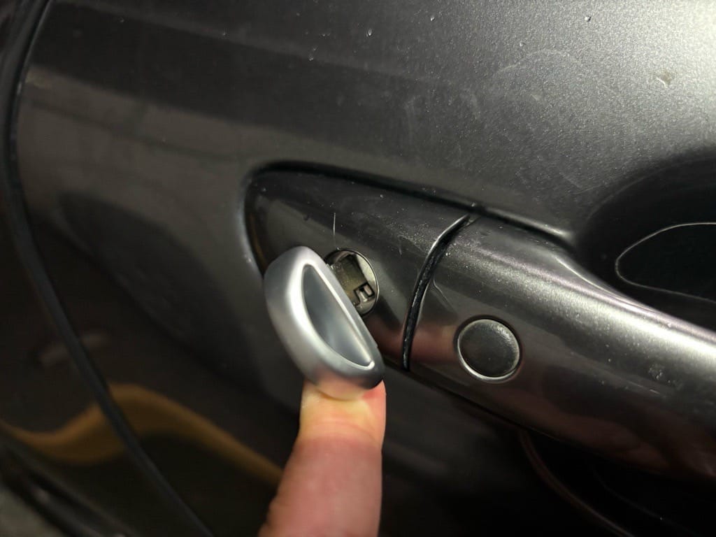 作製したロードスターのエマージェンシーキーをドアシリンダーにさしている