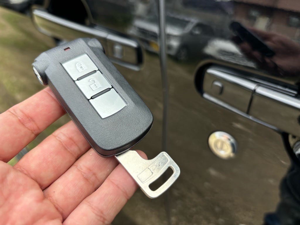 登録が完了したデイズルークスのスマートキーに作詞絵したメカニカルキーを収納