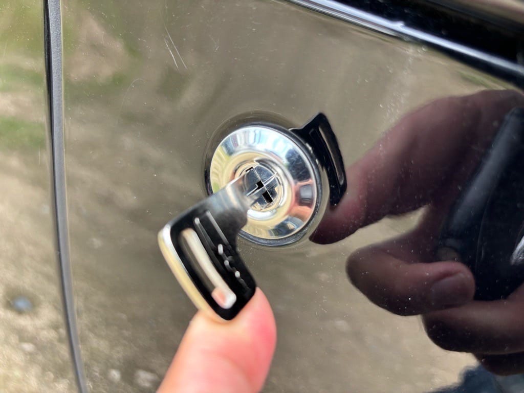 作製したメカニカルキーをデイズルークスのドアシリンダーにさしている