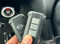 登録が完了したデイズルークスのスマートキーを運転席で持っている