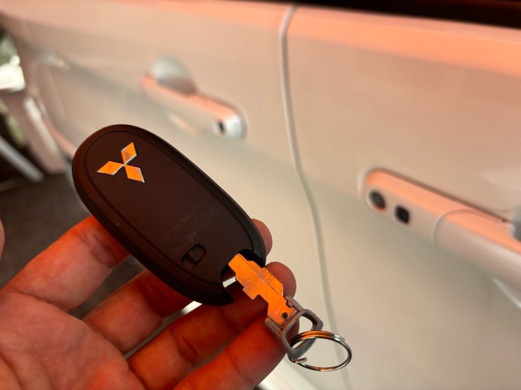 登録が完了したデリカD2のスマートキーに作製したメカニカルキーを収納