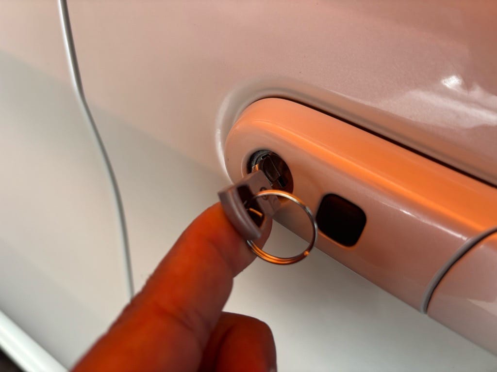 作製したメカニカルキーをデリカD2のドアシリンダーにさしている