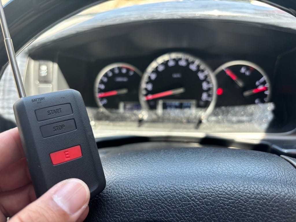 エンジンスターターのセットアップが完了。リモコンを運転席でもっている