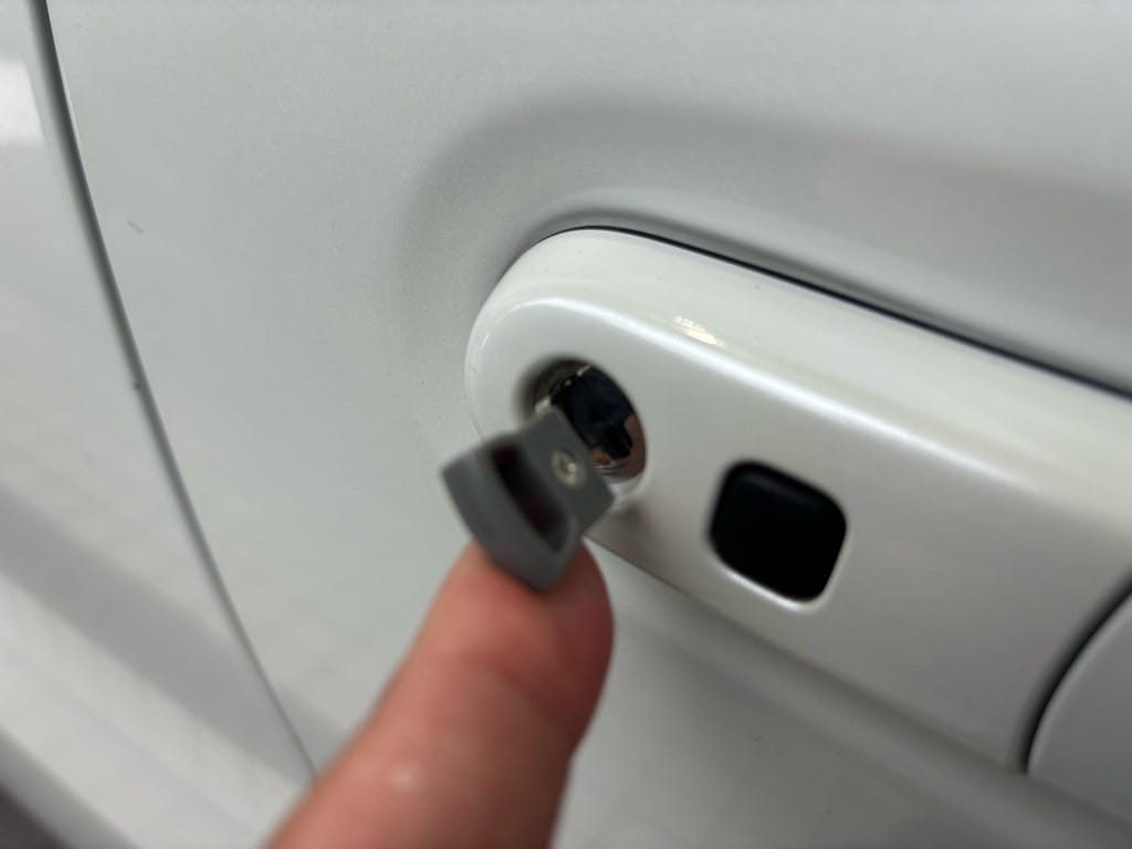 作製したメカニカルキーをフレアクロスオーバーのドアシリンダーにさしている