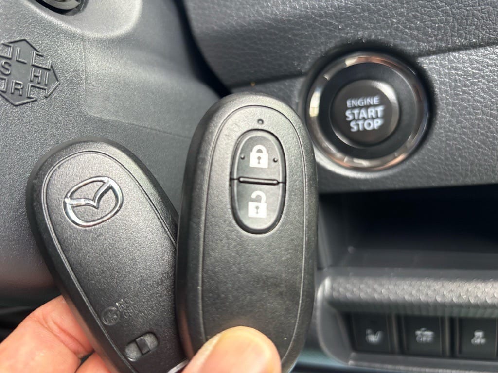 登録が完了したフレアクロスオーバーのスマートキーをスタートボタンの前で持っている