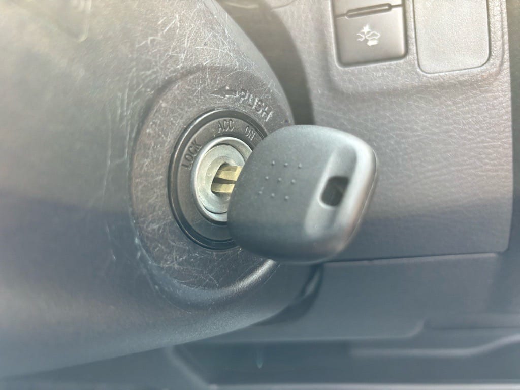 作製したTPスペアキーがプロボックスのイグニッションシリンダーにささっている