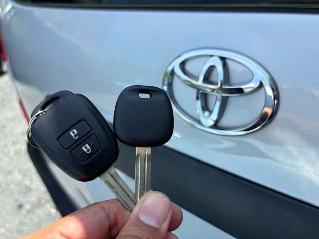 プロボックスの既存キーと今回作製したスペアキーを手に持っている