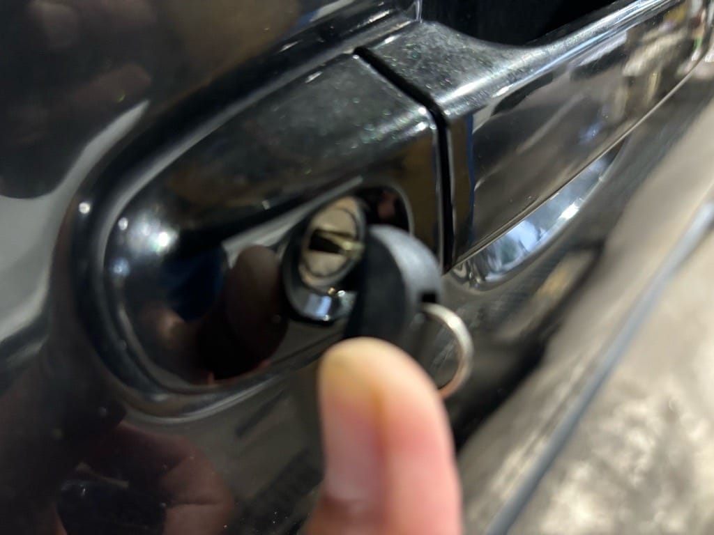 作製したメカニカルキーをC-HRのドアシリンダーにさして動作を確認