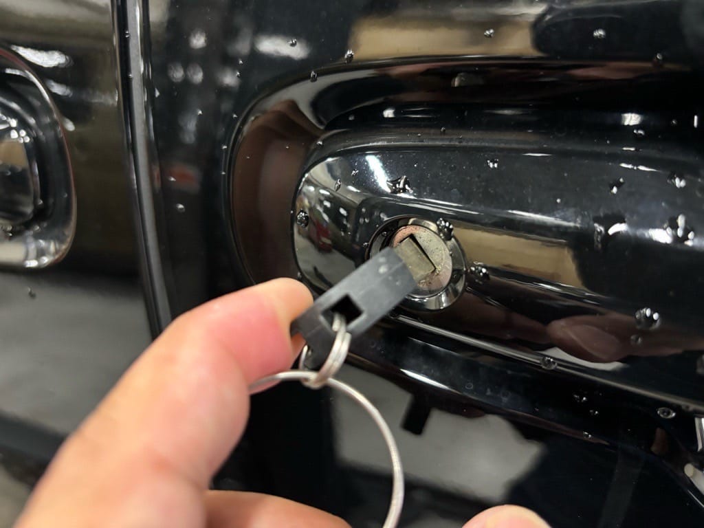 作製したメカニカルキーをヴェルファイアの運転席ドアシリンダーにさしている