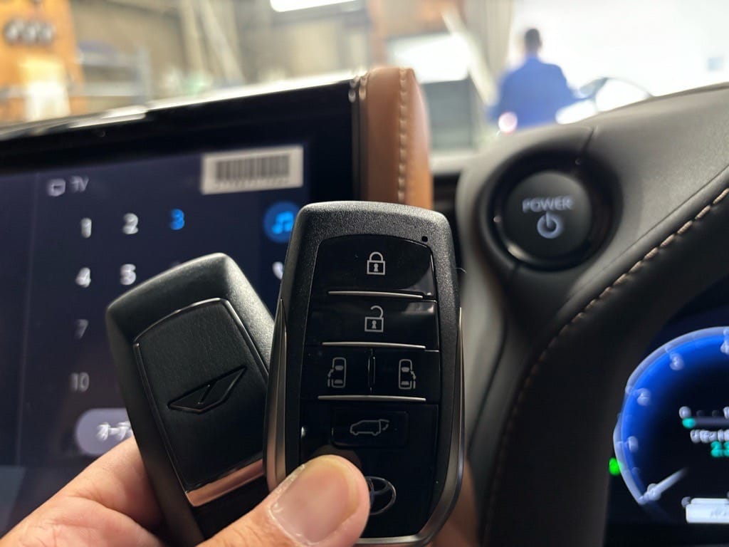 スマートキー登録完了。ヴェルファイアの運転席でスマートキー2個を持っている