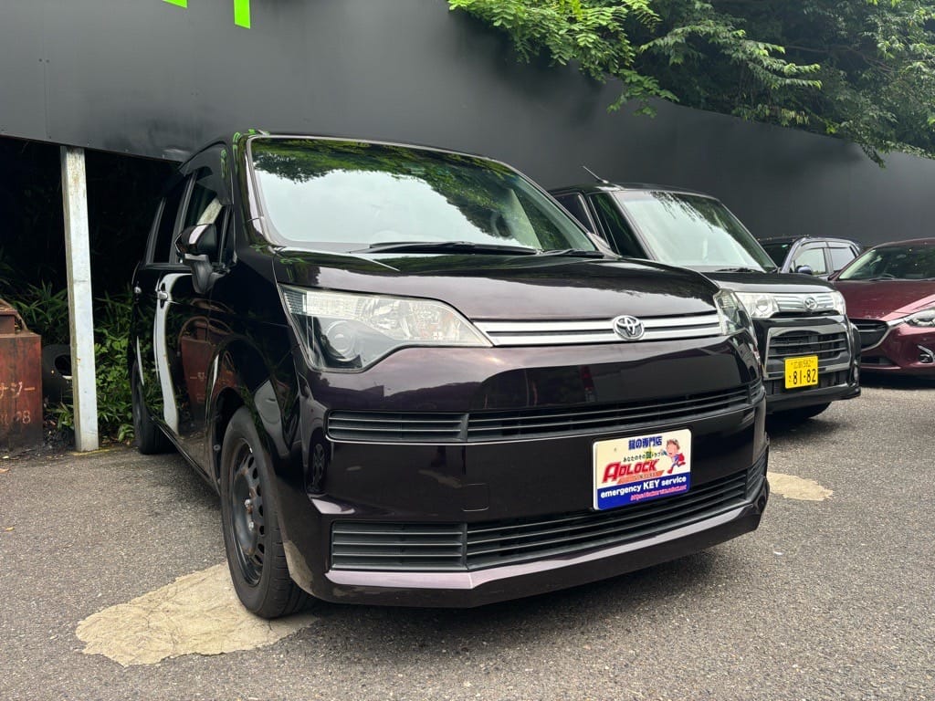 トヨタ スペイド NSP141 2017年式。こちらの車両の鍵を作製します