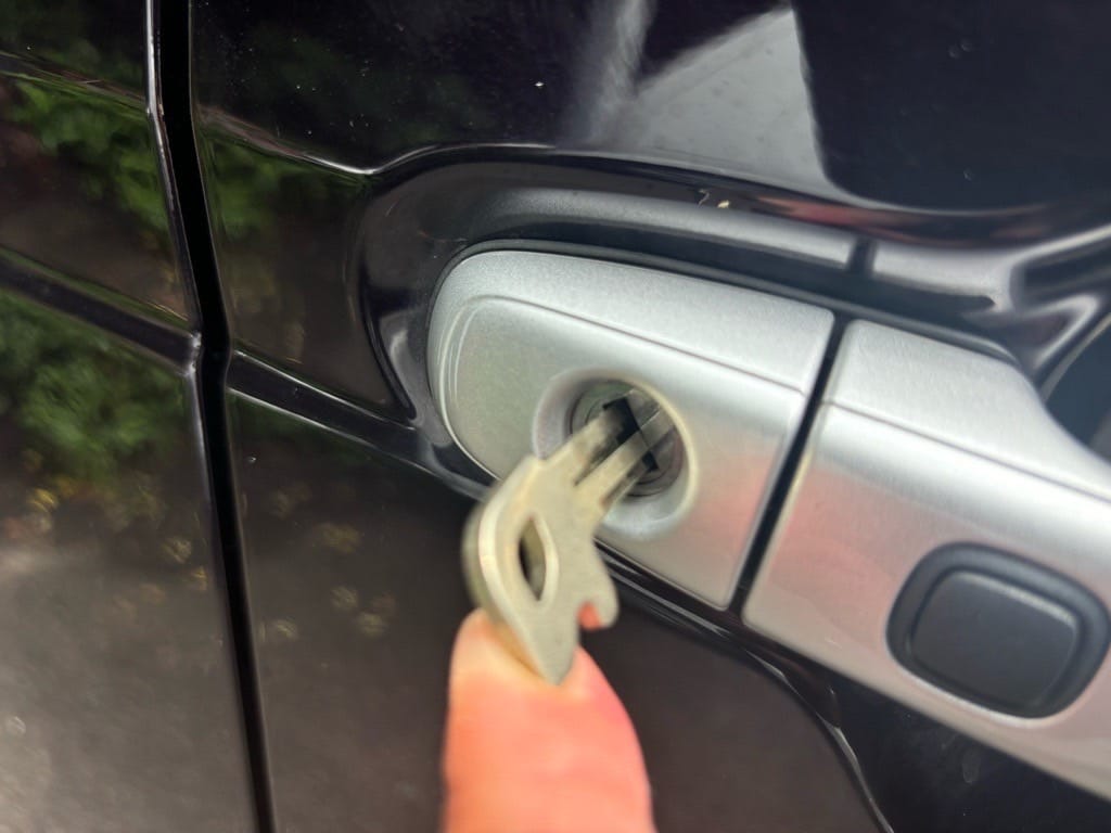 作製したメカニカルキーをスペイドのドアシリンダーにさしている