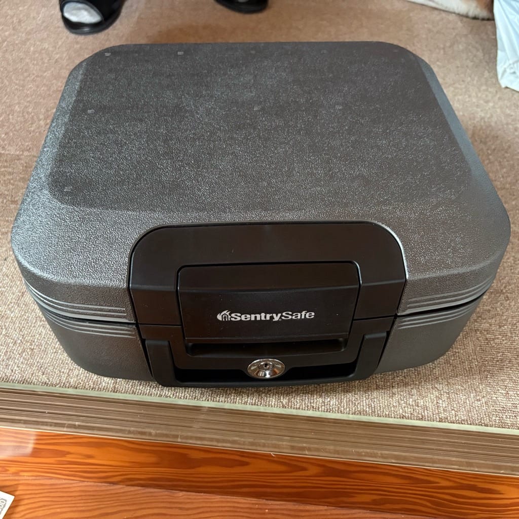 開けられなくなった手提げ金庫。