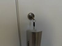 鍵がささったままの玄関ドア。こちらを解錠します