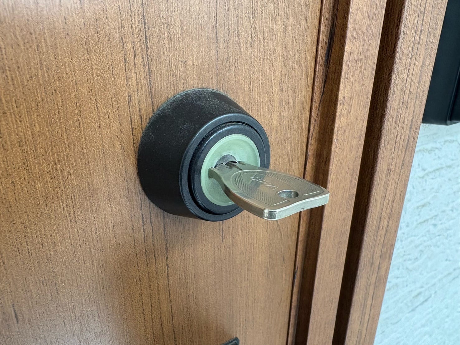 ドアシリンダーに鍵がささっている
