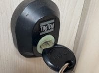 再びドアに取り付けたキーシリンダーに鍵がささっている