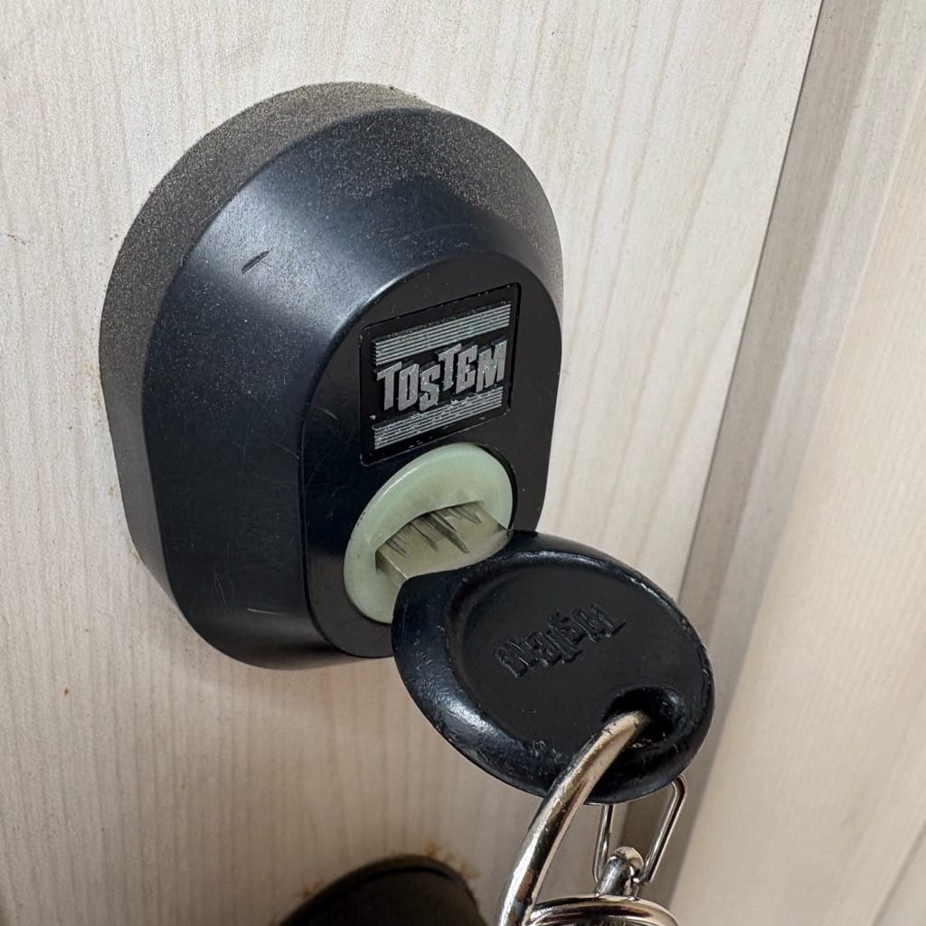 再びドアに取り付けたキーシリンダーに鍵がささっている