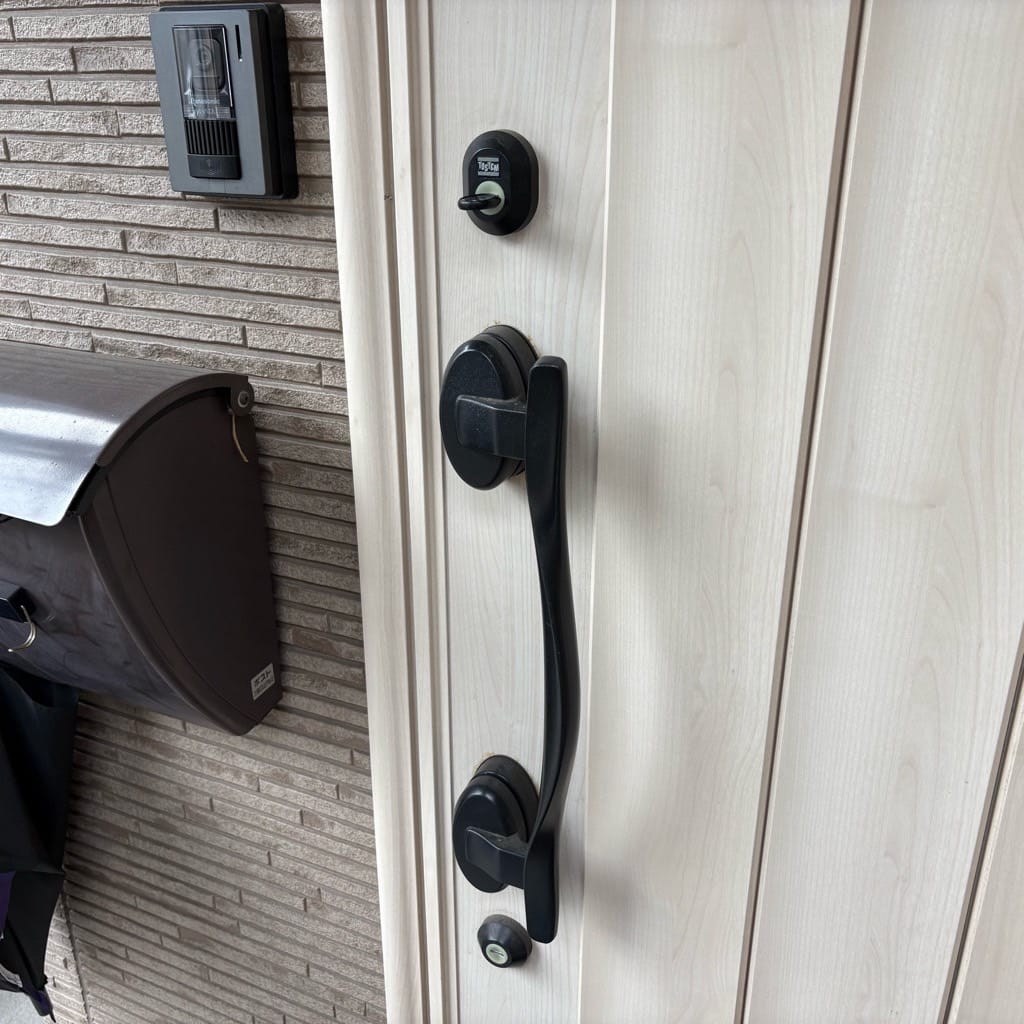 鍵の不調がある玄関ドア。こちらのドアの鍵修理を行います