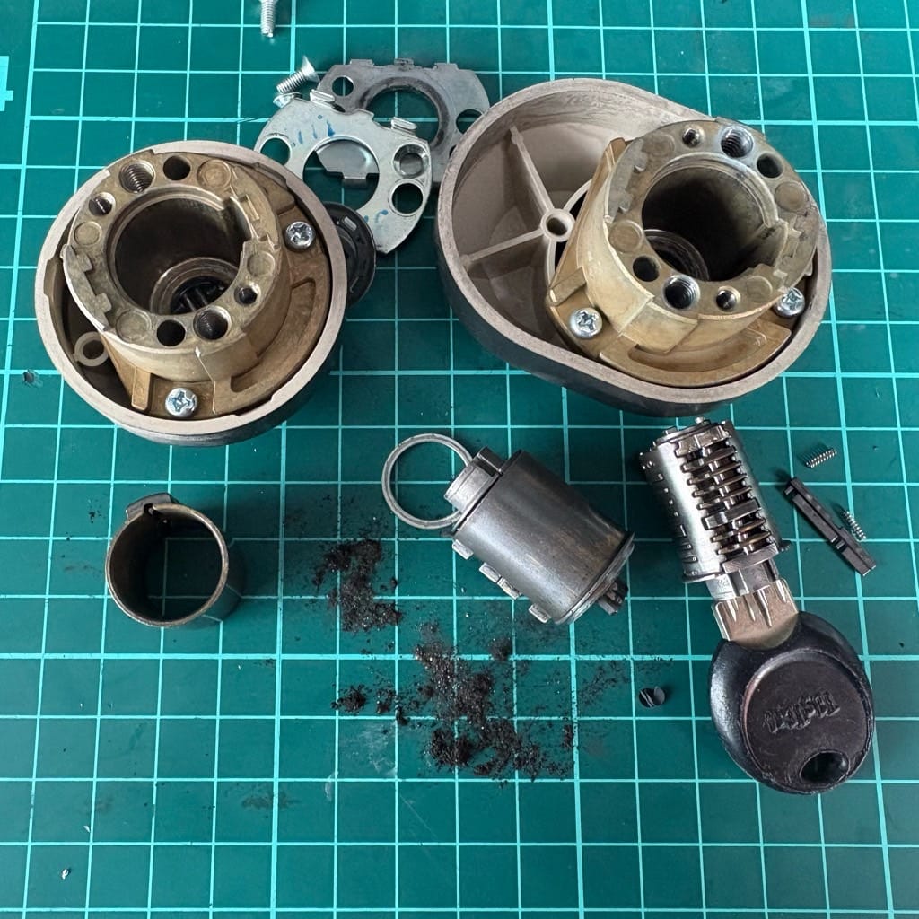 分解されたキーシリンダー