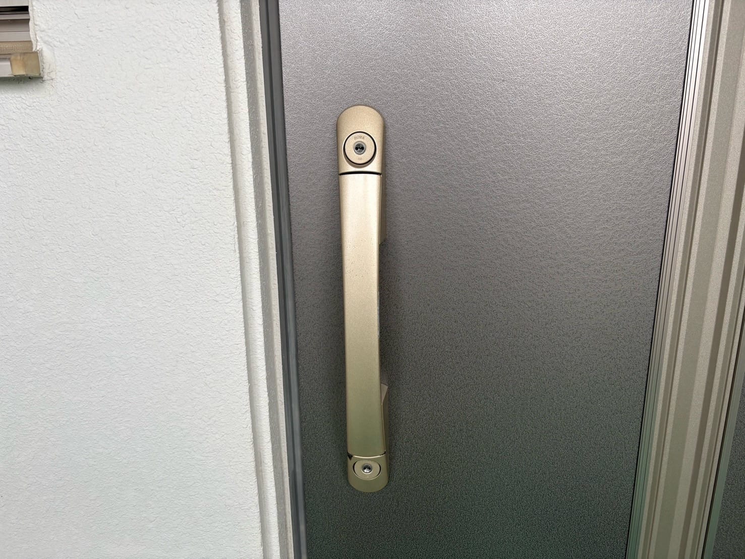 マンションの玄関ドア。2ロックディンプルシリンダーのプッシュプル錠がついている