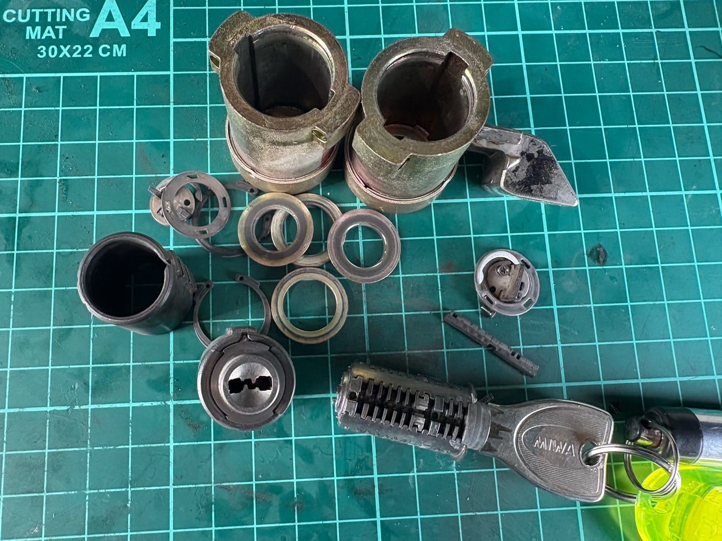 分解されたキーシリンダー