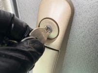 再びドアに取り付けたシリンダーに鍵をさして動作を確認