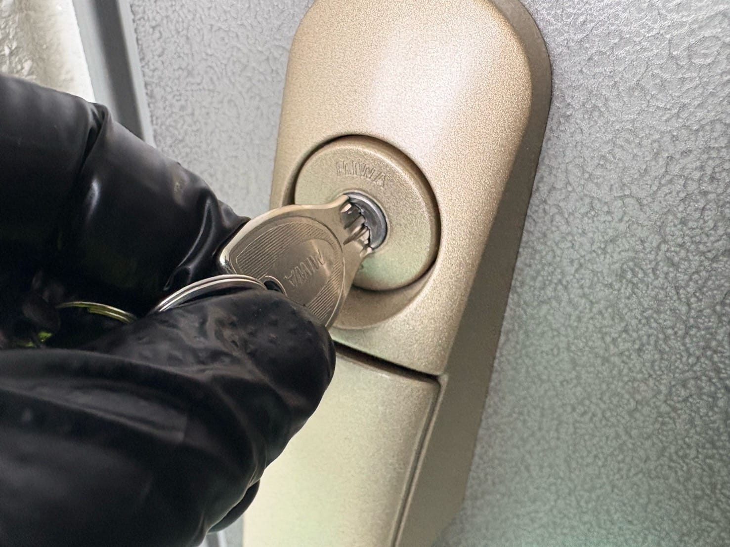 再びドアに取り付けたシリンダーに鍵をさして動作を確認