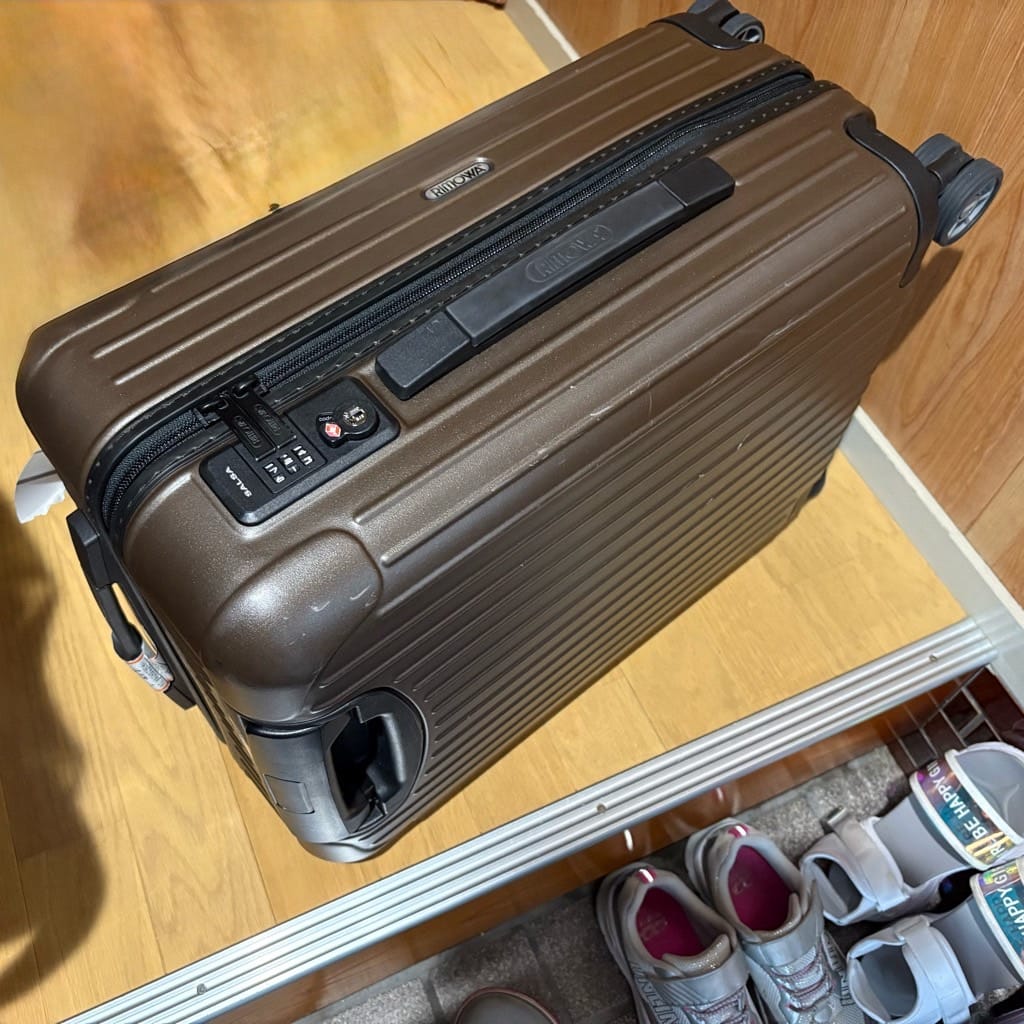 開かなくなったスーツケース。こちらを解錠します