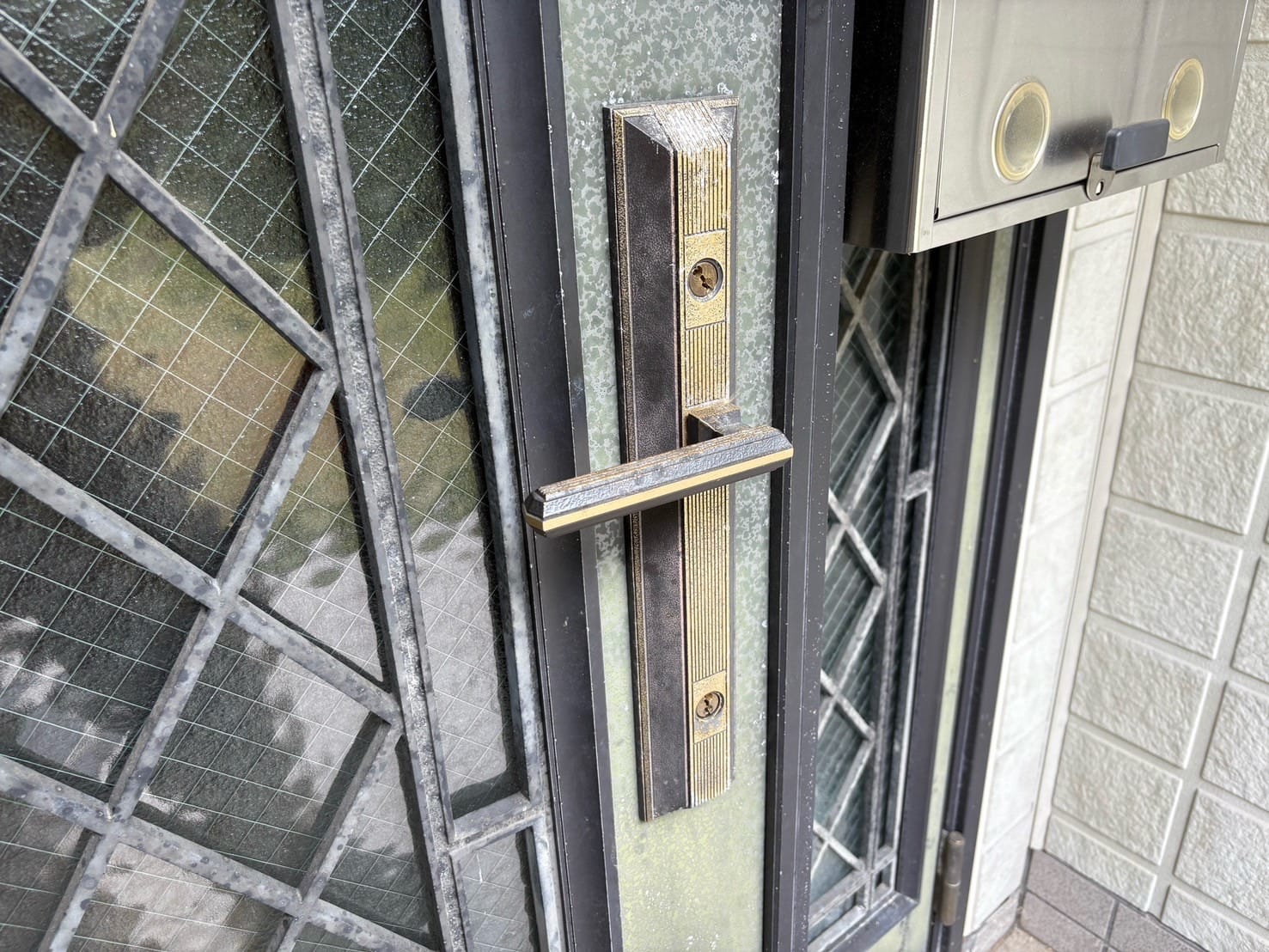 積水ハウスの玄関ドアには2ロックレバーハンドル錠が付いている。こちらの鍵を交換します